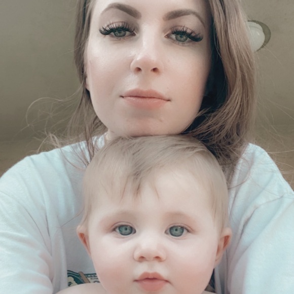 Meet your Posher, Alexis 💕 - Picture 2 of 4